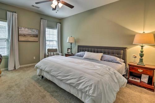 - une chambre avec un lit et un ventilateur de plafond dans l'établissement Fayetteville Home Near University of Arkansas!, à Fayetteville
