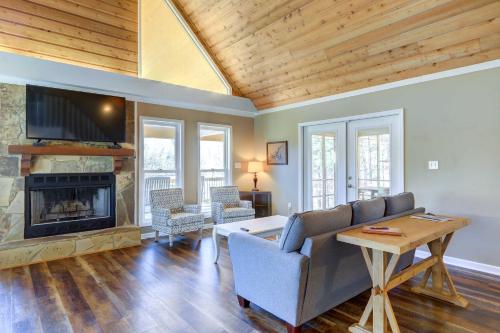 Televisyen dan/atau pusat hiburan di Sparta Home with On-Site Lake Access!