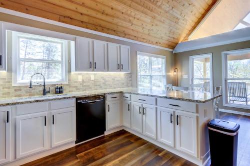 Dapur atau dapur kecil di Sparta Home with On-Site Lake Access!