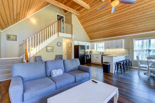 Ruang duduk di Sparta Home with On-Site Lake Access!