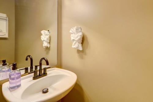 Bilik mandi di Sparta Home with On-Site Lake Access!