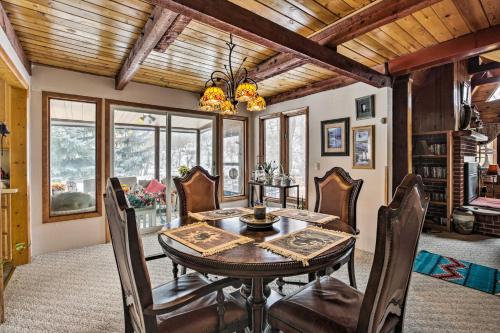 Fotografie z fotogalerie ubytování Serene Creekside Sheridan Getaway Mountain Views! v destinaci Sheridan