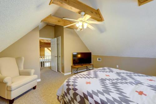 Televisyen dan/atau pusat hiburan di Sparta Home with On-Site Lake Access!