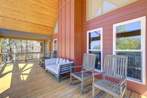 Balkoni atau teres di Sparta Home with On-Site Lake Access!