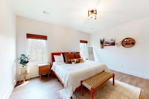 1 dormitorio blanco con 1 cama y 1 silla en Daviot Dream en Bella Vista
