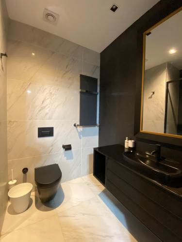 イスタンブールにあるAmazing Big Flat in Taksimのトイレ、洗面台、鏡のあるバスルーム