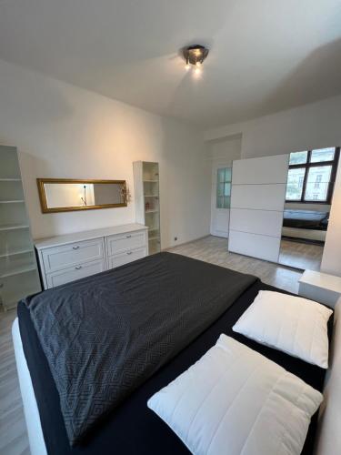 een slaapkamer met een groot bed en een spiegel bij Folimanka apartment in Praag