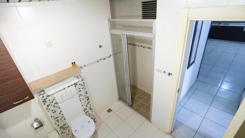 a small bathroom with a toilet and a shower at Cleopatra Ada Apart in Alanya