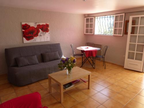un salon avec un canapé et une table dans l'établissement la Rousserolle, à Carcès