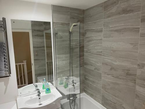 y baño con ducha, lavabo y bañera. en 3-Bed House in Stoke-on-Trent Free Sky Free Wifi, en Stoke on Trent