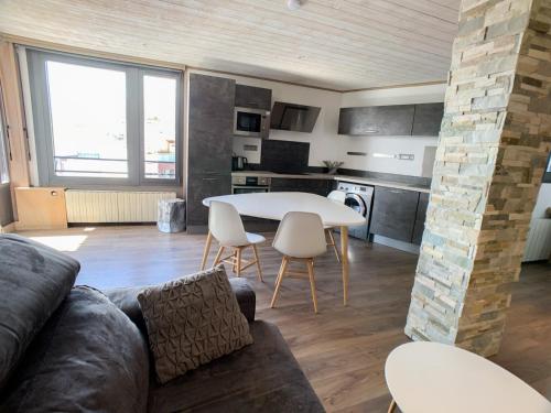 un salon avec un canapé et une table dans l'établissement Appartement Confortable à Tignes Val Claret - 6 Pers, Proche Pistes, Balcon, Animaux Acceptés - FR-1-502-376, à Tignes