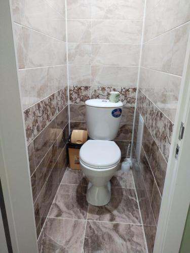 La salle de bains est pourvue de toilettes. dans l'établissement Апартаменты в Хромтау. Энглер, à Khromtaū