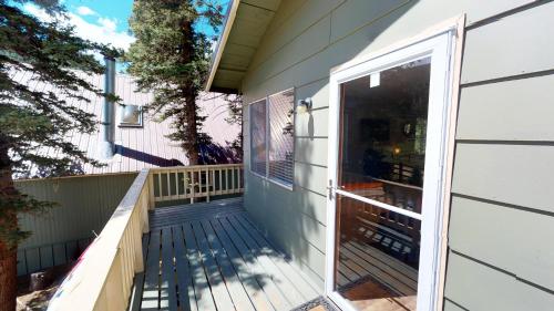 Un balcón o terraza de River Breeze House In Upper Valley With High Speed Wifi
