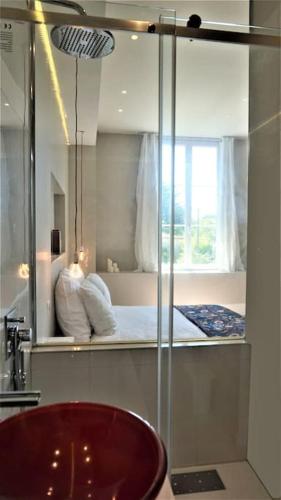 Postel nebo postele na pokoji v ubytování Château Bernon Gite 15 Personnes - piscine et SPA