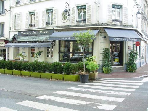 una tienda en la esquina de una calle en L'Auberge des 3 Marches, en Le Vésinet
