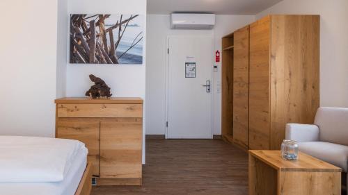 a small room with a bed and a table at Hotel Lipprandt in Wasserburg
