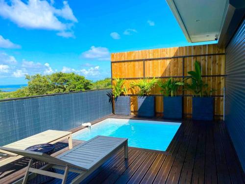 d'un balcon avec une piscine sur une terrasse. dans l'établissement CASA FERDI 1, logement entier avec piscine privée, au Marin