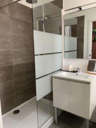 une salle de bain avec un lavabo blanc et un miroir dans l'établissement Hôtel Restaurant de l'Union, à Mirambeau