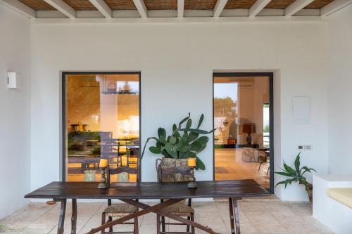 a dining room with a table and a potted plant at Dimora Dei Semplici in Ostuni