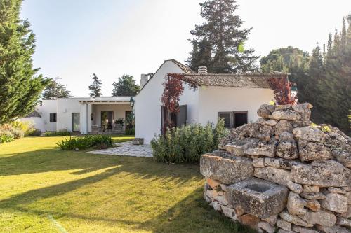 a stone wall in front of a house at Dimora Dei Semplici in Ostuni