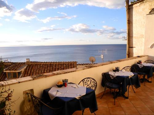 Majoituspaikan Hotel Croce Di Amalfi ravintola tai vastaava paikka