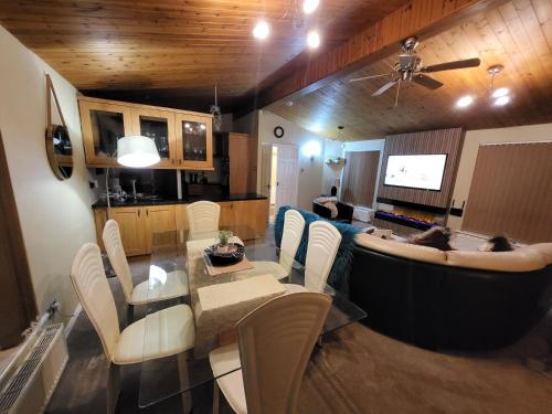 a dining room and kitchen with a table and a tub at Cheerful 3 bedroom Lodge At White cross Bay Windermere in Windermere