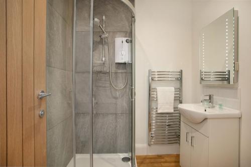 W łazience znajduje się prysznic i umywalka. w obiekcie The Coffin Maker's Cottage, Bunny w mieście West Leake