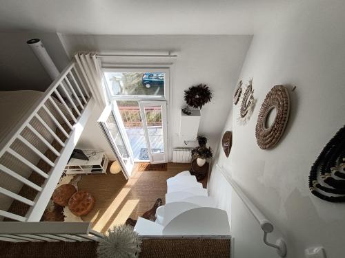 - un escalier blanc dans une chambre avec fenêtre dans l'établissement Résidence de Charme TIVOLI, à Arcachon