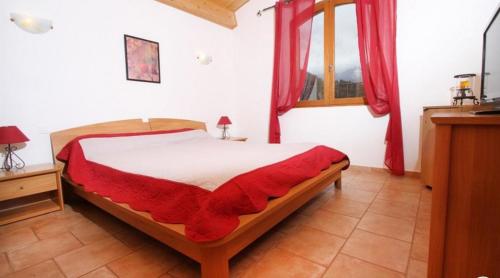 Plaisiansにあるles chambres d'hôtes du mas face au ventouxのベッドルーム1室(赤いカーテンと窓付きのベッド1台付)