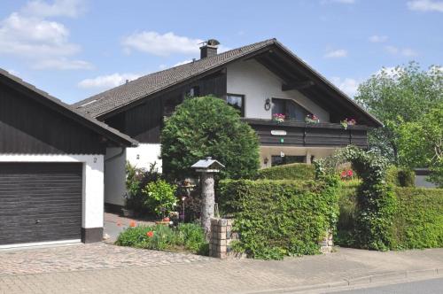 een huis met een zwart-wit bij Harzhaus Rauch in Braunlage