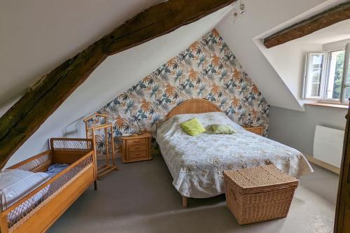 Un pat sau paturi într-o cameră la Logis des Fées, spa, piscine et jardin
