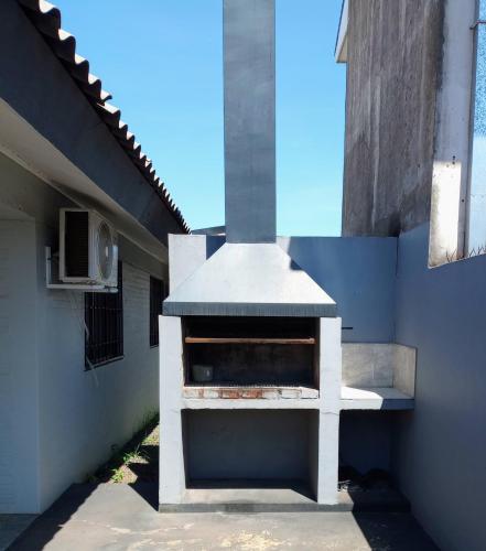 un horno al aire libre situado en un lateral de un edificio en La casita en Puerto Iguazú