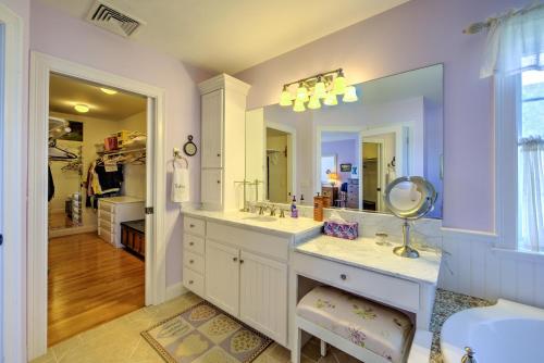 een badkamer met een wastafel en een spiegel bij 69 Salt Marsh Road East Sandwich - Cape Cod in East Sandwich