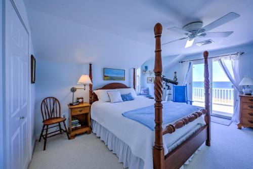 een slaapkamer met een bed en een plafondventilator bij 69 Salt Marsh Road East Sandwich - Cape Cod in East Sandwich