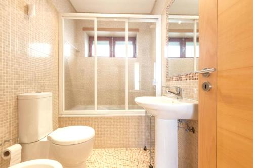a bathroom with a toilet and a sink at Charming house with balcony and sea view in Moledo in Moledo