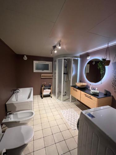 a bathroom with two toilets and a sink at Drømmefabrikken in Bleik