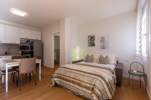 Kuchyň nebo kuchyňský kout v ubytování Colombo palace - suite eden via perda bona 35a