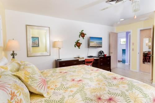 - une chambre avec un grand lit et un bureau dans l'établissement Baybarlyn home, à Captiva