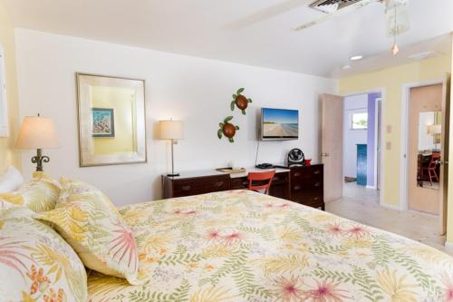 a bedroom with a large bed and a desk at Baybarlyn home in Captiva