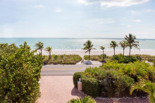 une vue sur une plage avec des palmiers et l'océan dans l'établissement Donax condo, à Captiva