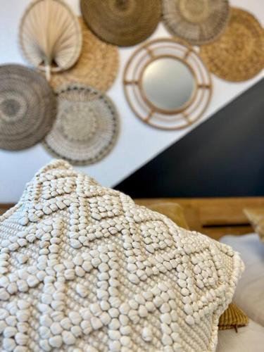 a group of hats and other items on a table at Boho Apartment mit Aussicht auf Gartenoase nähe Düsseldorf in Krefeld