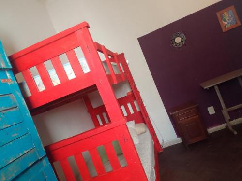 una puerta roja en una habitación al lado de una habitación en Ruuhma en Salta