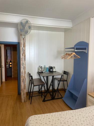 - une salle à manger avec une table et des chaises dans l'établissement Gurtxu Rooms by Sun Sebastián, à Saint-Sébastien