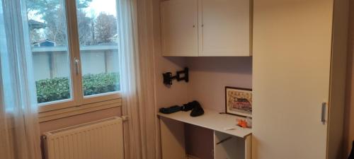 een keuken met een raam en een plank met schoenen erop bij 2 pièces 38 M2 Francheville in Francheville