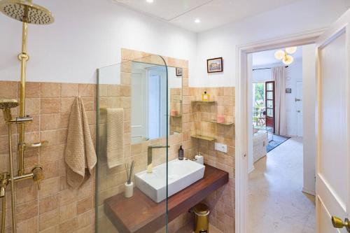 y baño con lavabo y ducha acristalada. en Luxury stay near Puente Romano, always Heated Pool 5*, en Marbella