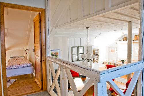 a room with a staircase leading to a bedroom at Rovor och Rum Lägenhet Rännet in Skärhamn