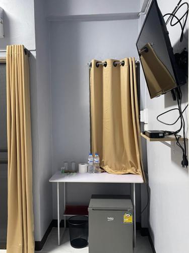 TV a/nebo společenská místnost v ubytování เส้นดี โฮสเทล Sendee Hostel