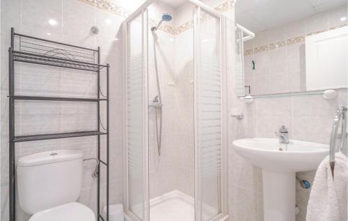een badkamer met een douche, een toilet en een wastafel bij 2 Bedroom Awesome Apartment In Estepona in Estepona