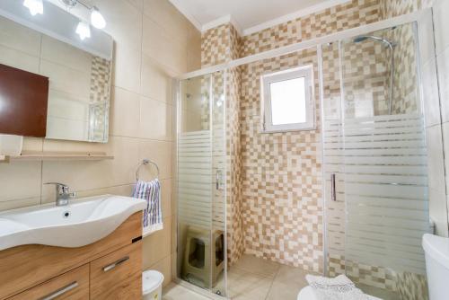 ロードスにあるVilla Lia Panoramaのバスルーム(洗面台、ガラス張りのシャワー付)
