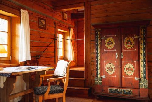 een kamer met een houten hut met een houten deur bij Penzion Na Stodolci in Chřibská